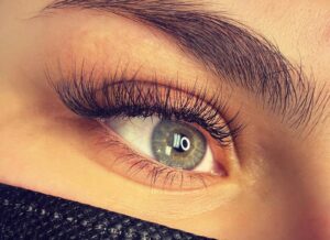Pose d'extensions de cils en institut