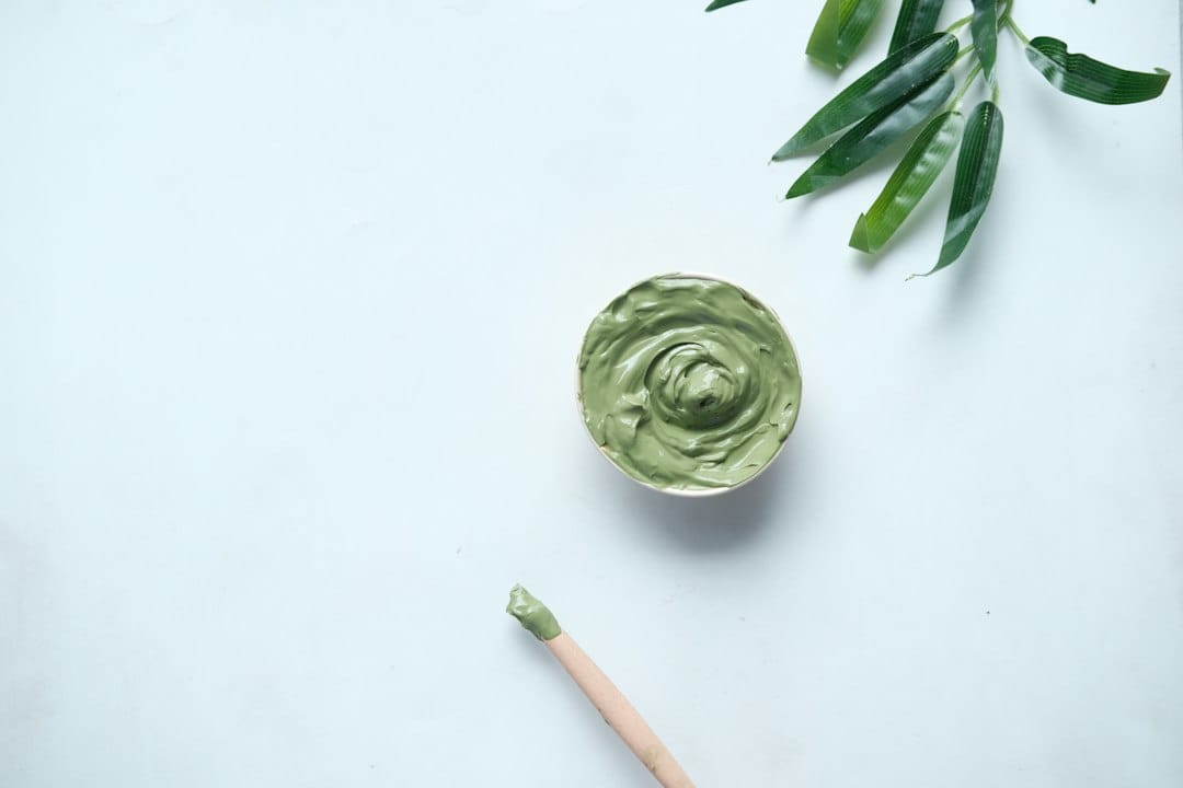 Masque à l'argile verte dans un bol