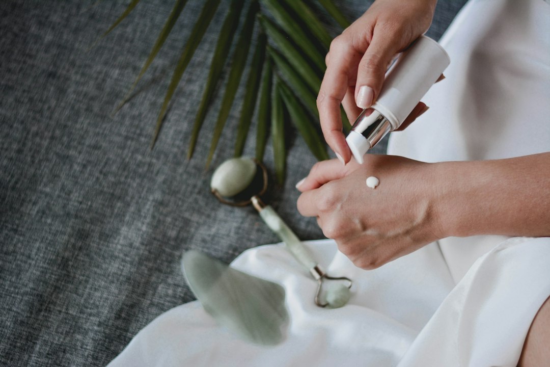 Massage du visage au gua sha et rouleau de jade