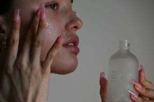 Application d'un sérum sur le visage