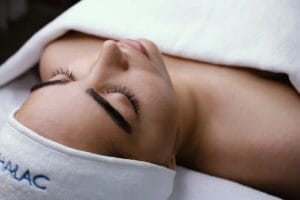 Cliente détendue pendant un soin du visage en institut