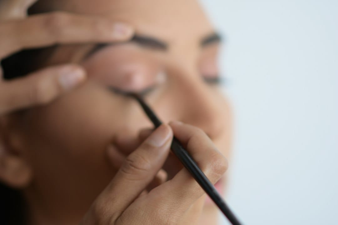 Professionnelle travaillant le regard et les sourcils